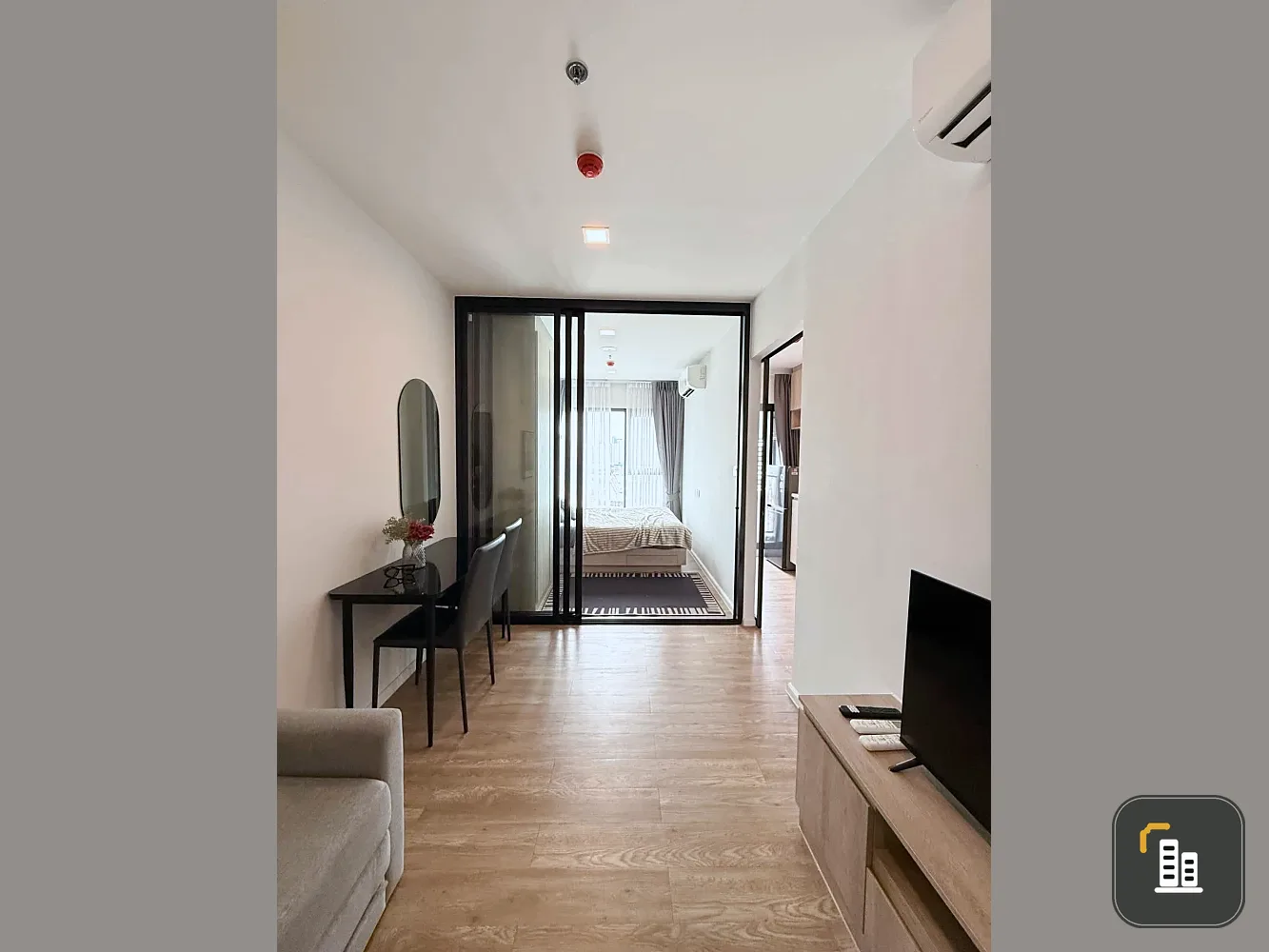 Condo for rent at Modiz Sukhumvit 50. The unit has clearly separated partitions, and comes fully furnished with appliances. Just bring your suitcase a