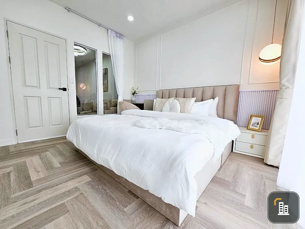 Selling a beautiful, fully furnished unit at The Complete Rajprarop, 27th floor. Book now!