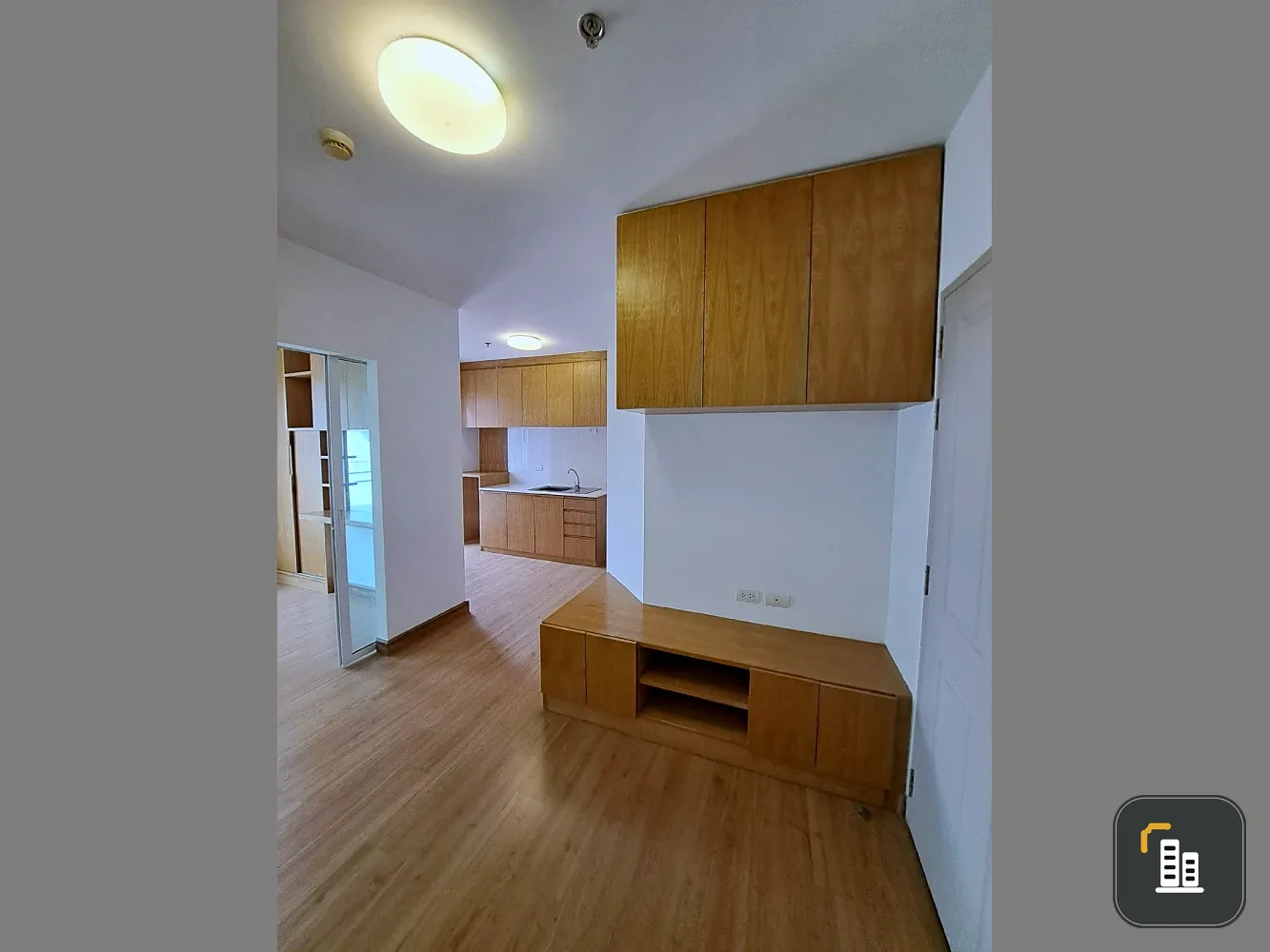 Selling a great unit at Chapter One Modern Dutch, 16th floor. Excellent value! Book now!