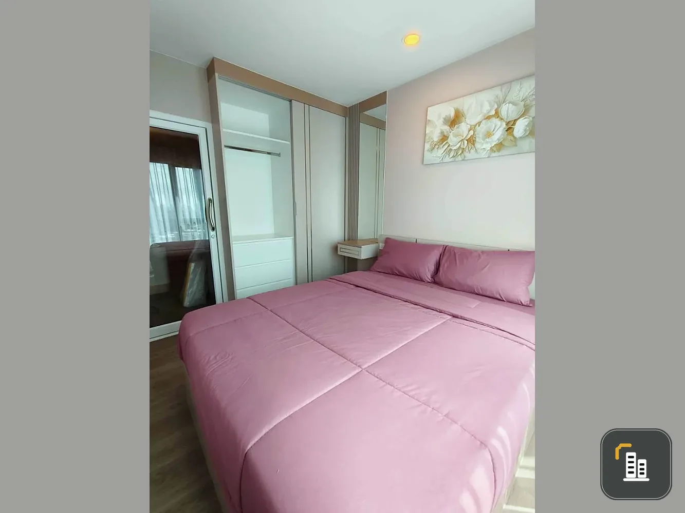 For rent: Regent Home Wuttakat, beautifully decorated room with a coordinated color scheme and high-quality built-in furniture. Book now!