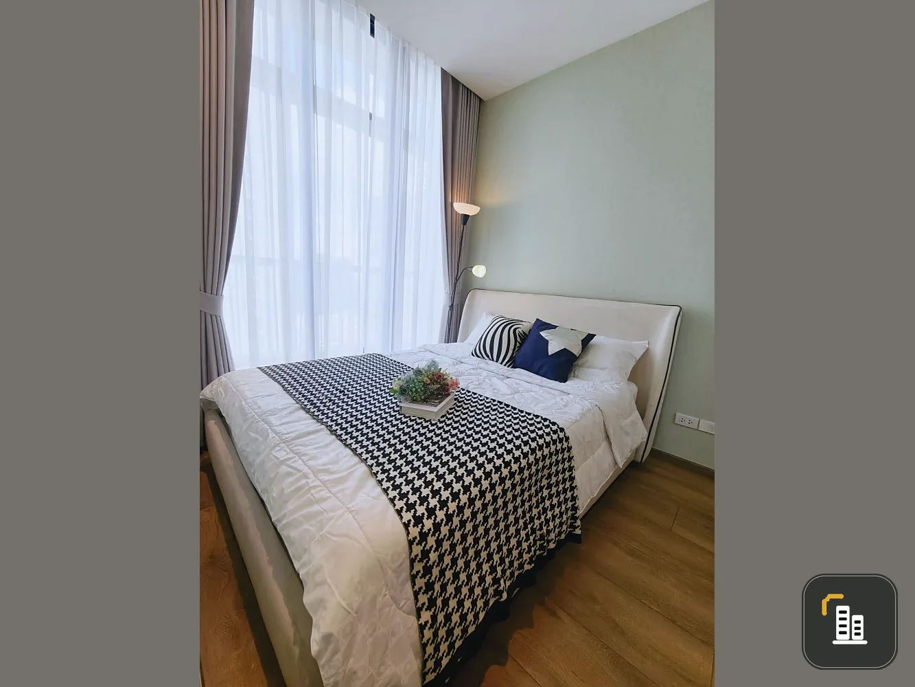 For rent: Park 24 Origin Phrom Phong, 2 bedrooms, spacious living area, fully furnished, ready to move in.