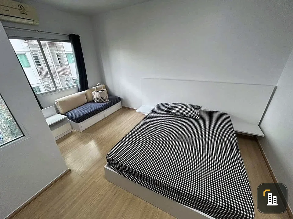 Selling A Space Asoke-Ratchada corner unit for privacy. Fully furnished. Don't miss out!