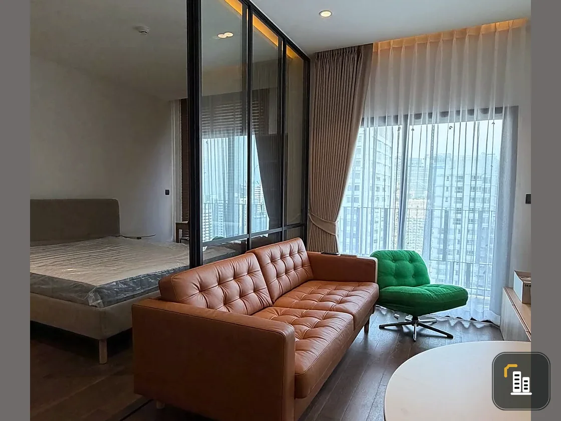 For rent: MUNIQ Sukhumvit 23, 1 bedroom, spacious living area, great location, convenient transportation, fully furnished. Book now!