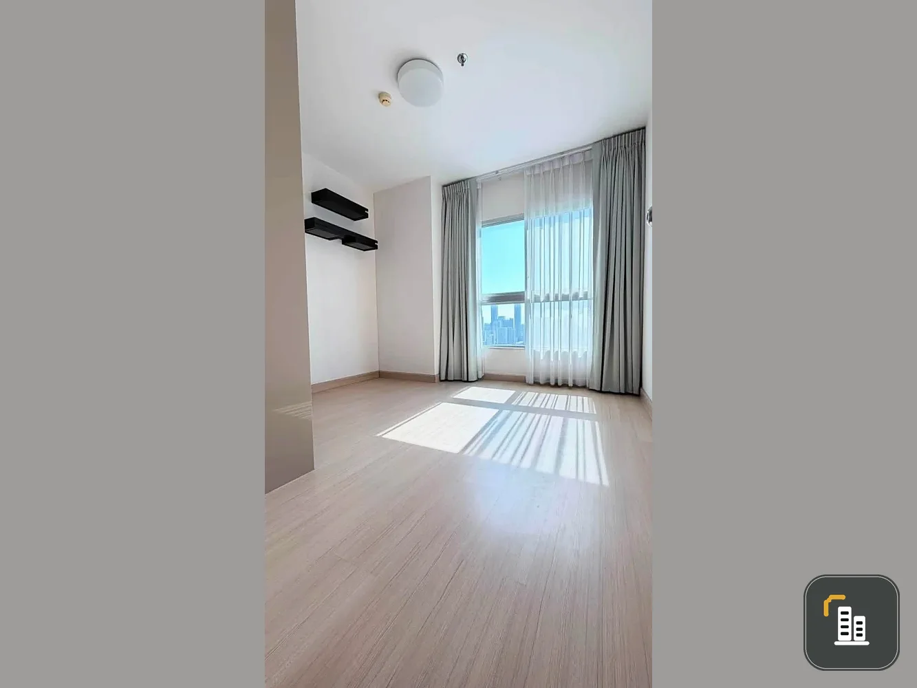 Selling Supalai Veranda Rama 9. Spacious unit with ample usable space and high-quality built-in furniture. You'll regret missing this opportunity!