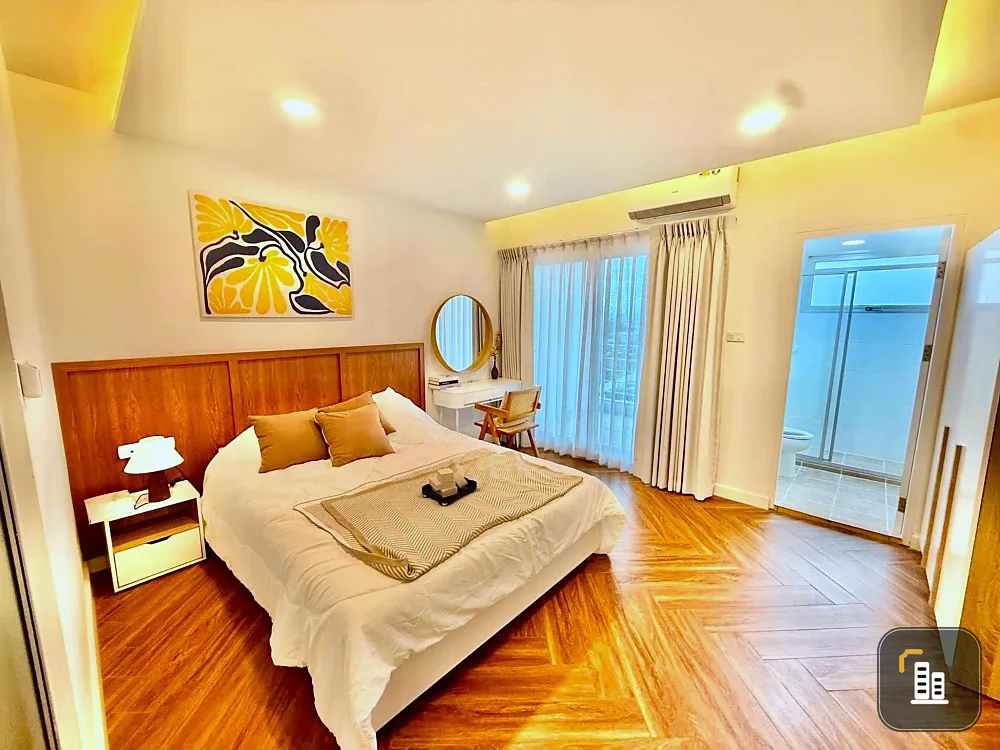 For rent: Supalai Park Srinakarin. Convenient location, unobstructed view, bright and airy, with 2 balconies. Book now!