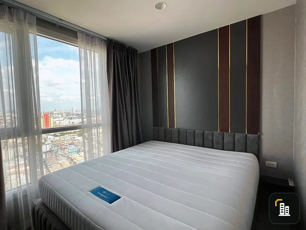 Selling XT Huai Khwang, high floor, unblocked view, corner unit, very private, beautifully decorated, built-in throughout, fully furnished. Book now!