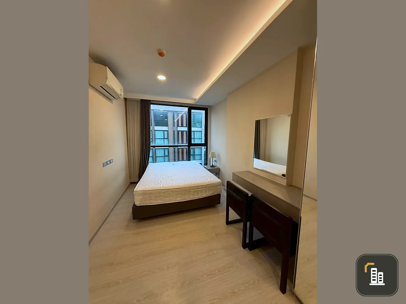Urgent sale! VTARA Sukhumvit 36, fully furnished unit, spacious living area, everything you need in one place. Book yours now!