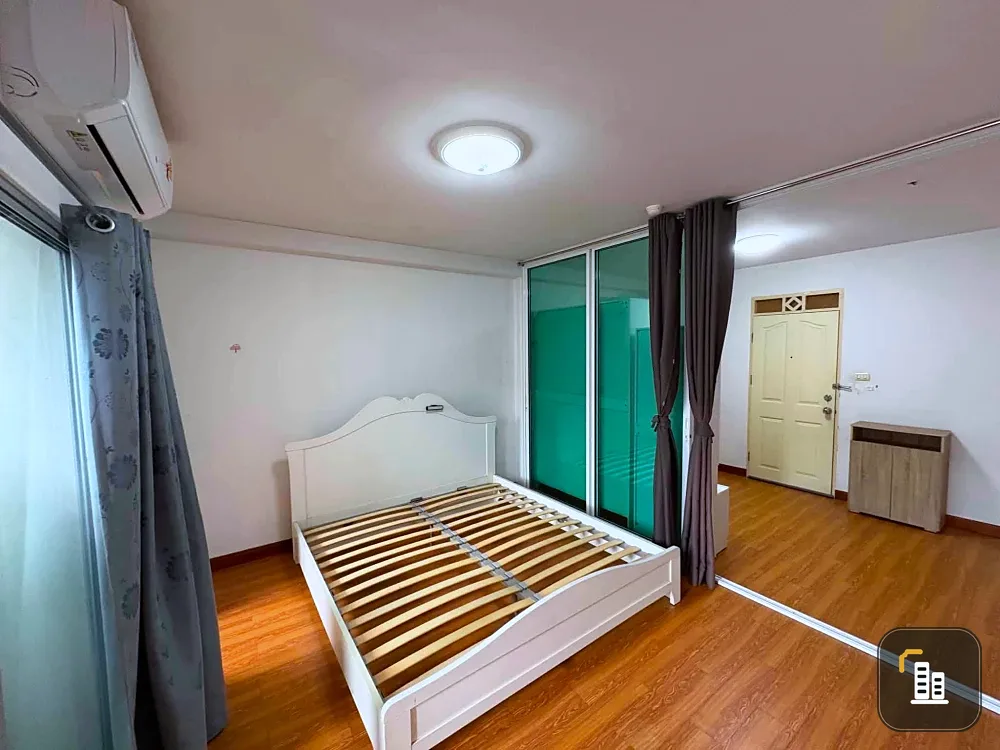 Selling Supalai City Home Ratchada studio unit, fully furnished with appliances. Book now!