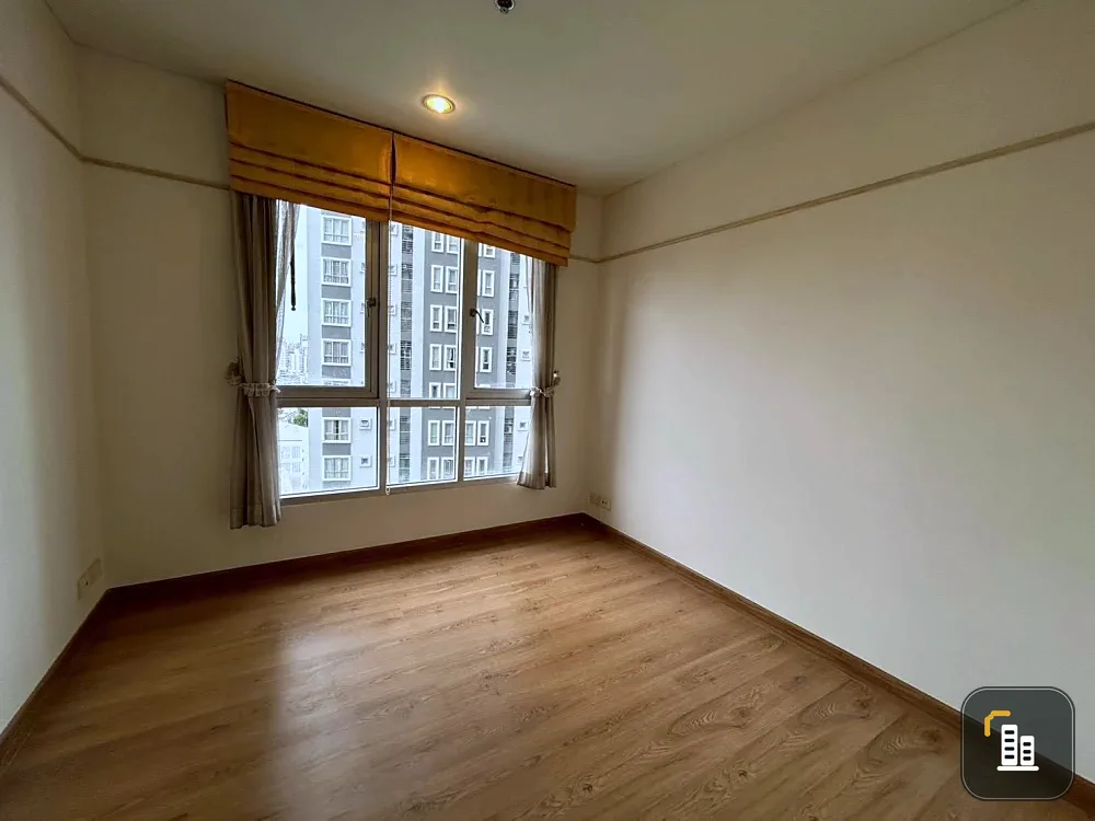 For sale: Lumpini Place Water Cliff, Building B, 16th floor. Every room has a swimming pool view and a large usable area. Book now!