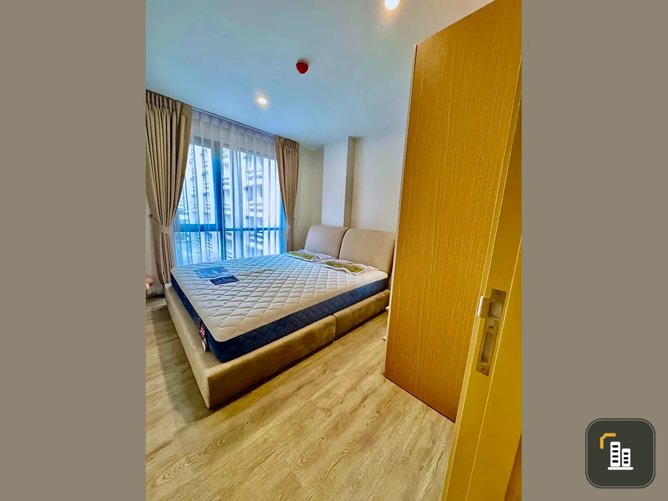 For rent: The Shade Sathorn 1, 40 sq m. Spacious and comfortable room with high-quality furniture. Book now before it's too late!