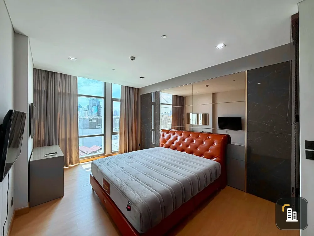 For rent: The Room Charoen Krung 30. Very large room, beautifully decorated with built-in furniture and high-quality furnishings. Book now!