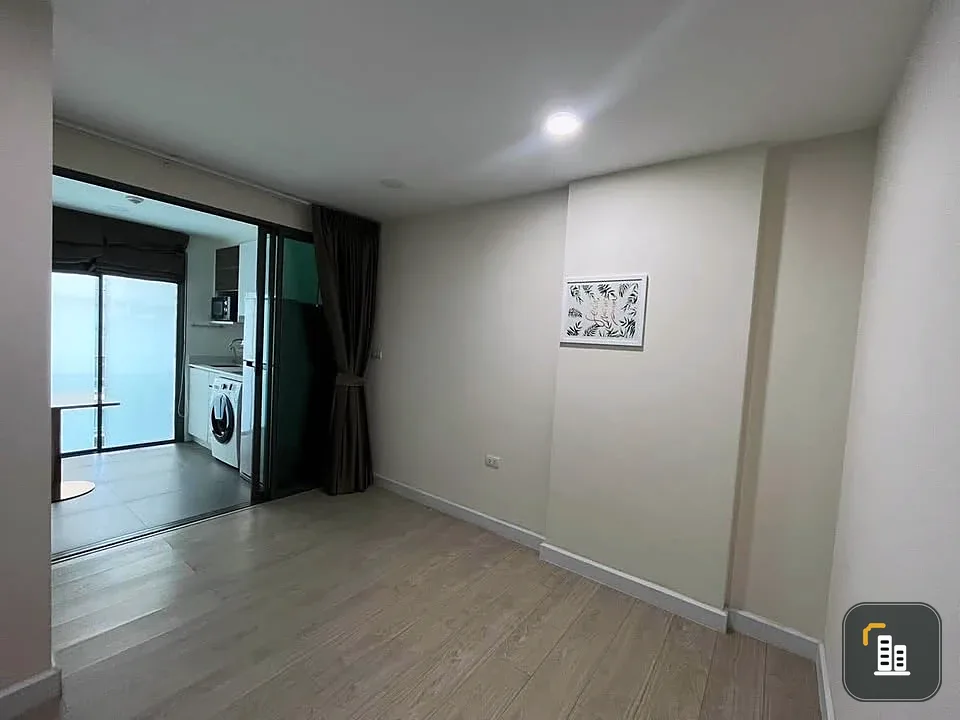 Selling Metro Luxe Rose Gold Phahonyothin-Sutthisan. Beautiful, ready-to-move-in unit with pool view. Convenient location.