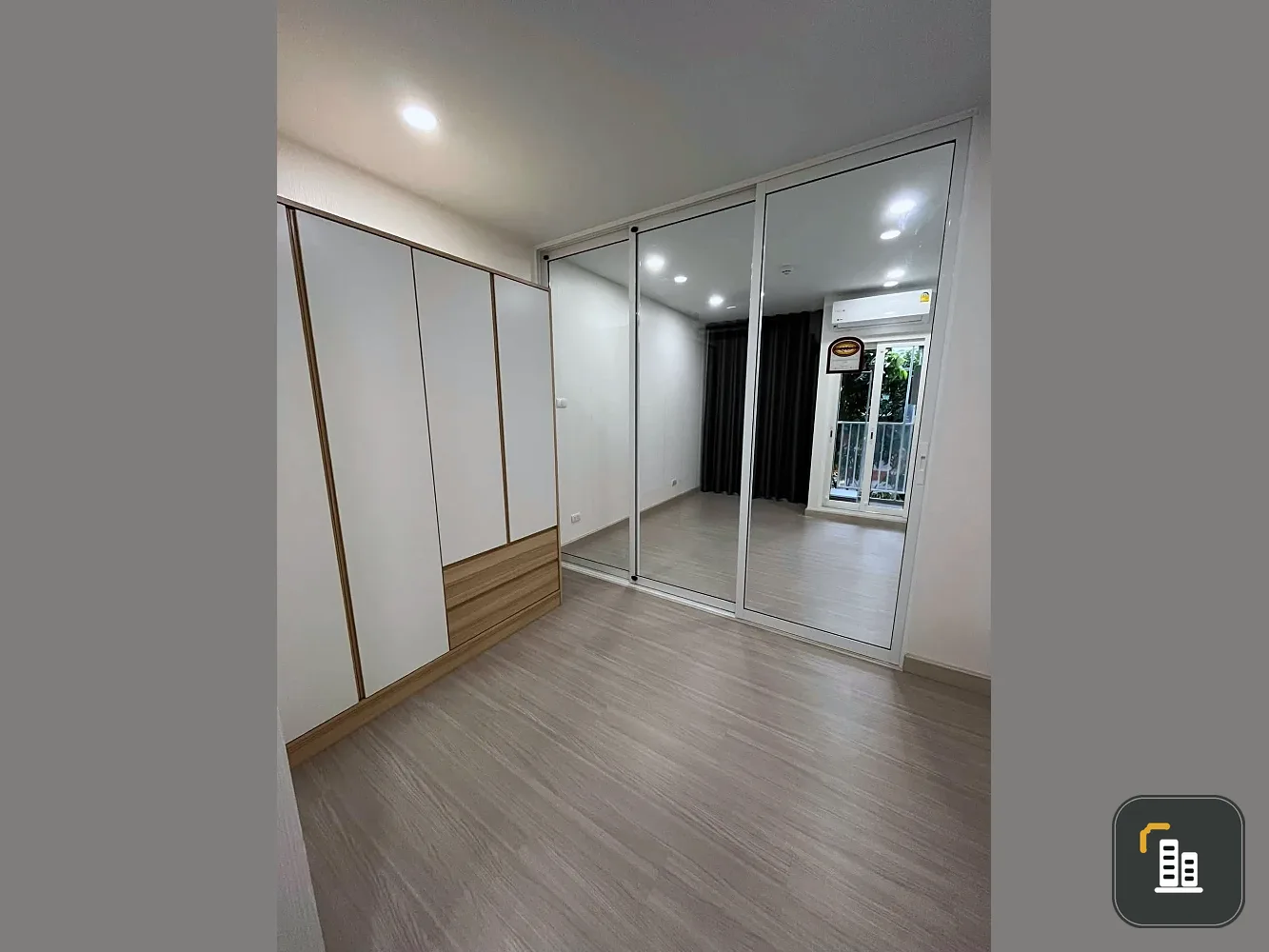 Selling a Supalai City Resort Charansanitwong 91 unit. Unfurnished, good condition, quiet, good ventilation, not next to the elevator or garbage room.