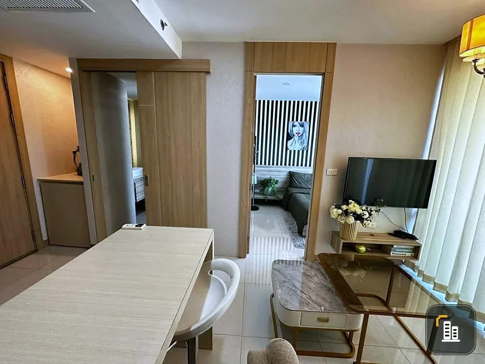 For rent: The Riviera Jomtien Pattaya, Building B. Pool view and city view. Nicely decorated and ready to move in.