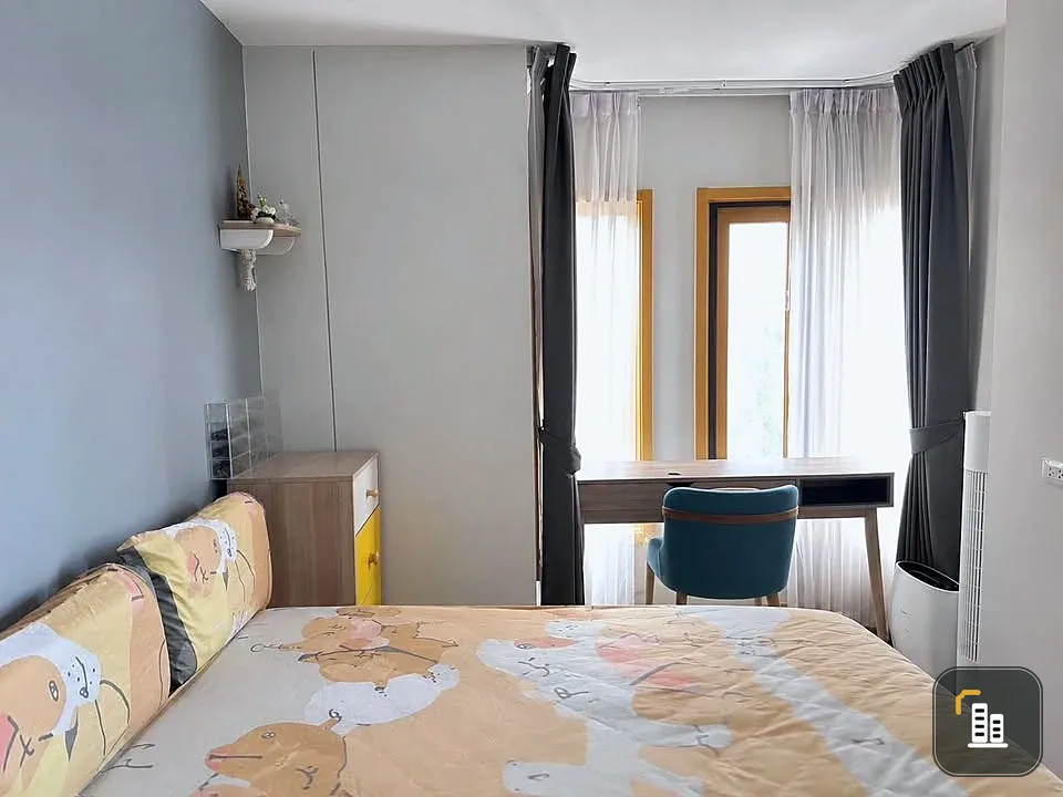 Selling The Base Sukhumvit 50, corner unit, good condition, receives morning sun, good ventilation, fully furnished, ready to move in.