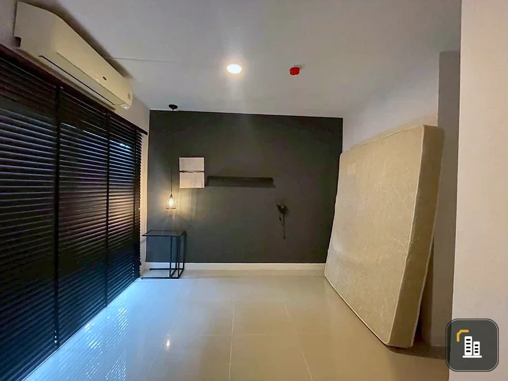 Selling A Space Sukhumvit 77, 1st floor, Building D, pool side, garden view. Clean and comfortable room. Book now!