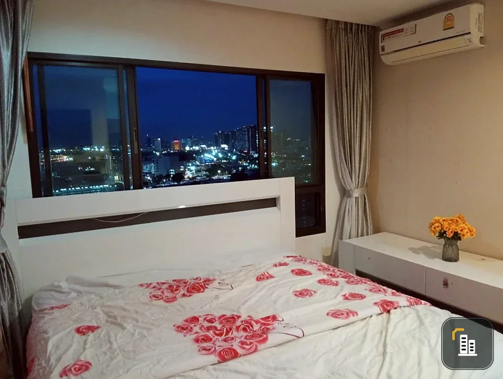 For rent: Lumpini Place Phahol-Saphan Kwai. Very spacious room, corner unit with beautiful view and balcony. All rooms have air conditioning. Book now