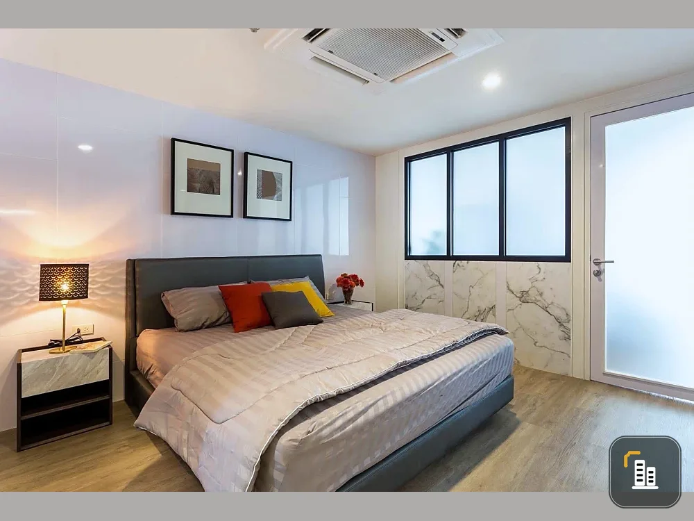 Selling ICON III, a luxury project, 28th floor. Spacious and magnificent unit, fully furnished. Book now!