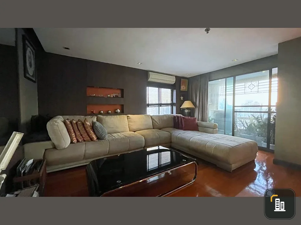 Selling a very spacious 3-bedroom, 3-bathroom condo at Lumpini Ville Phahol-Sutthisarn, complete with built-in furniture. Book now!