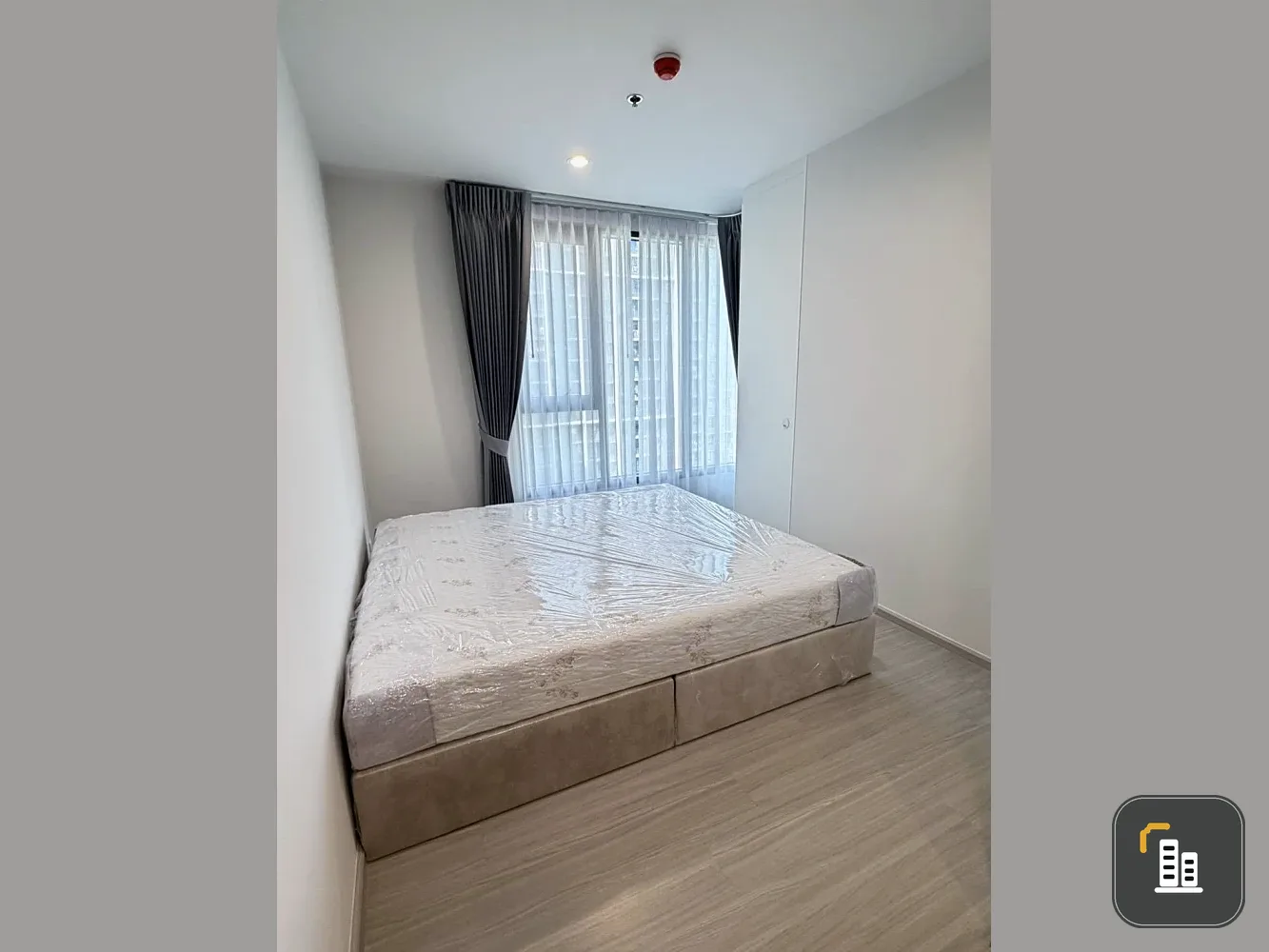 Condo for rent at The Parkland Phetkasem 56. Spacious room with ample living space. Convenient and fully equipped. Book now!