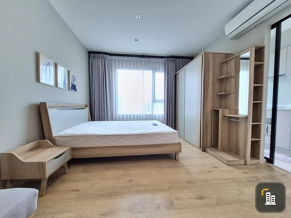 Condo for sale: Life Asoke, 33rd floor. High floor with beautiful, unobstructed city views. Excellent ventilation. Convenient and ready to move in. Bu
