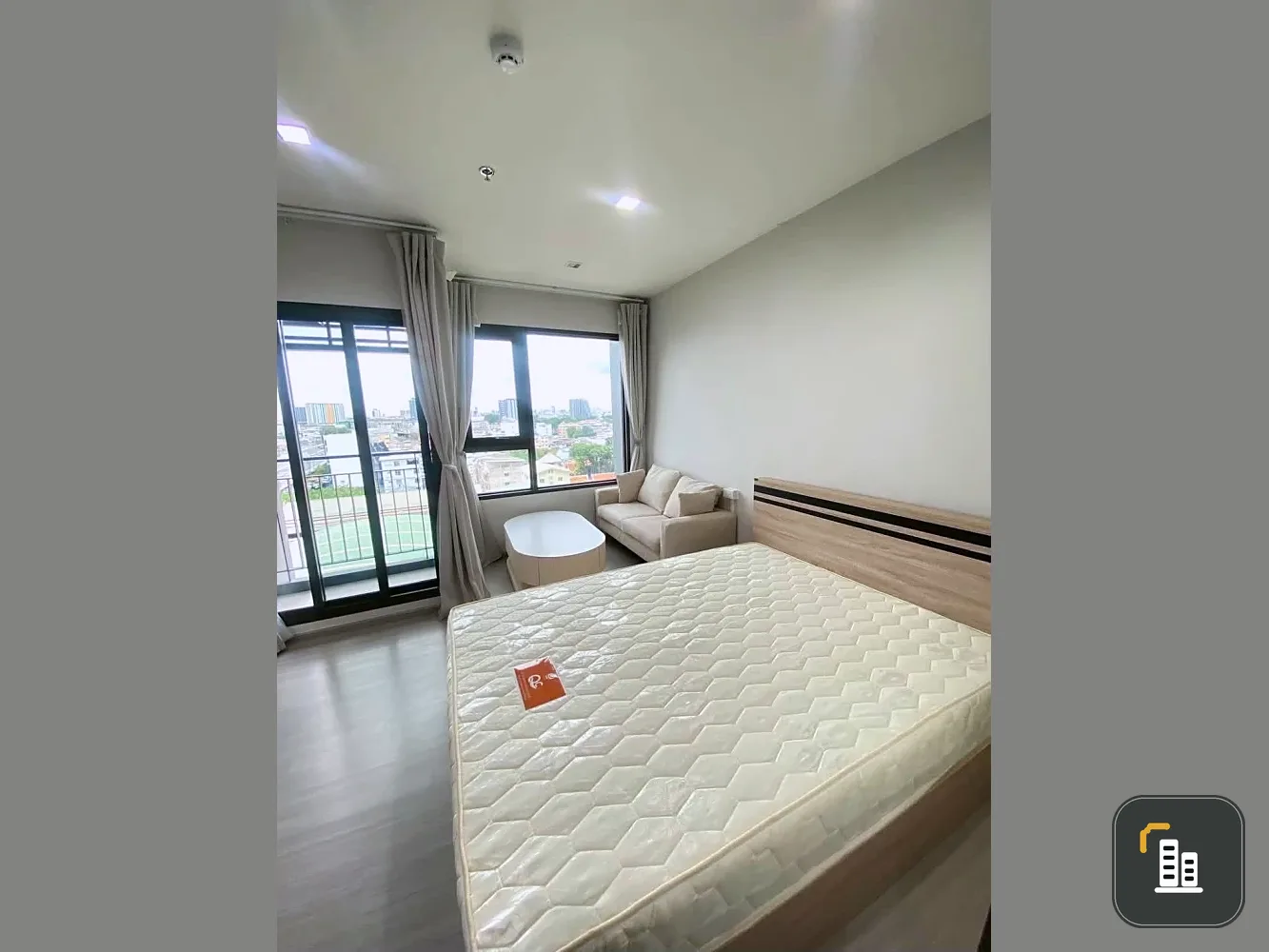 Condo for rent at Life Sathorn-Sierra. Ready to move in, fully furnished. Book now! You won't want to miss out.