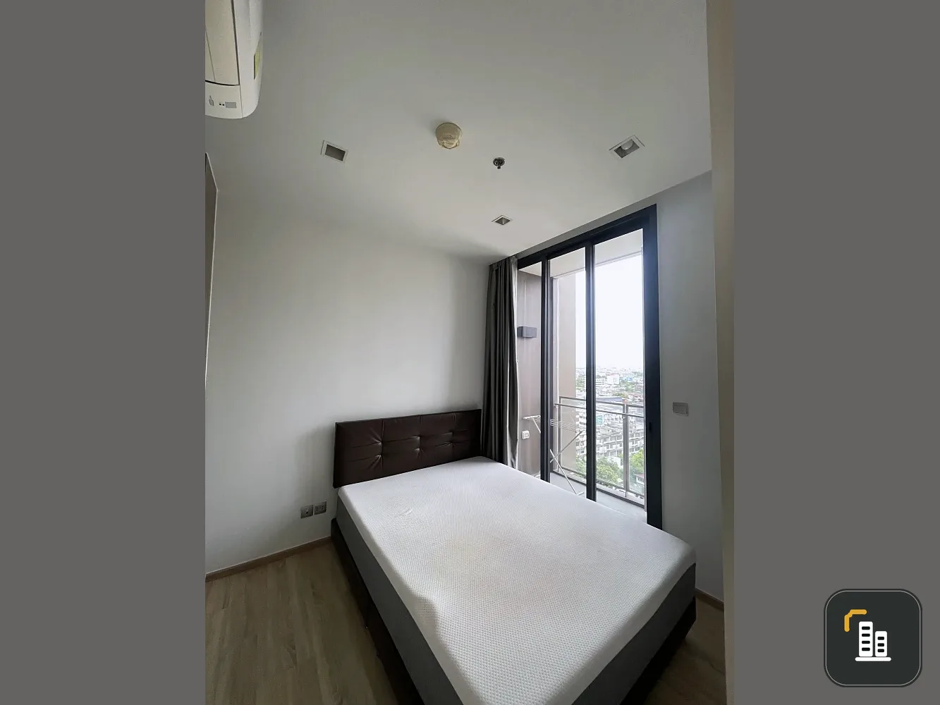 Selling a lovely unit at The Line Phahol-Pradipat. It comes with a walk-in closet and unobstructed city views. Book now!