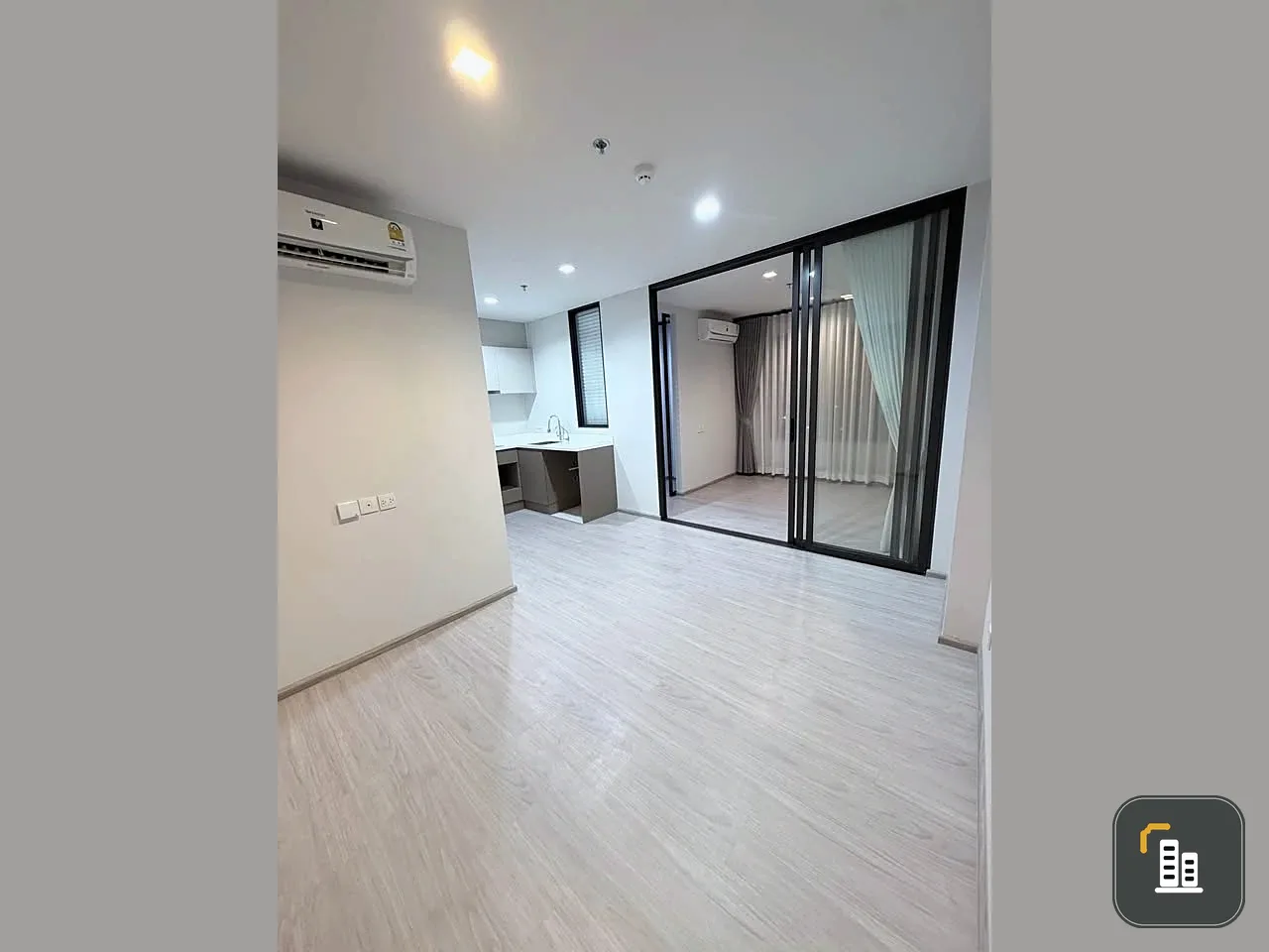Selling a Life Sathorn-Sierra unit (unfurnished), includes free curtains and 2 air conditioners. Features a walk-in closet. Don't miss out!