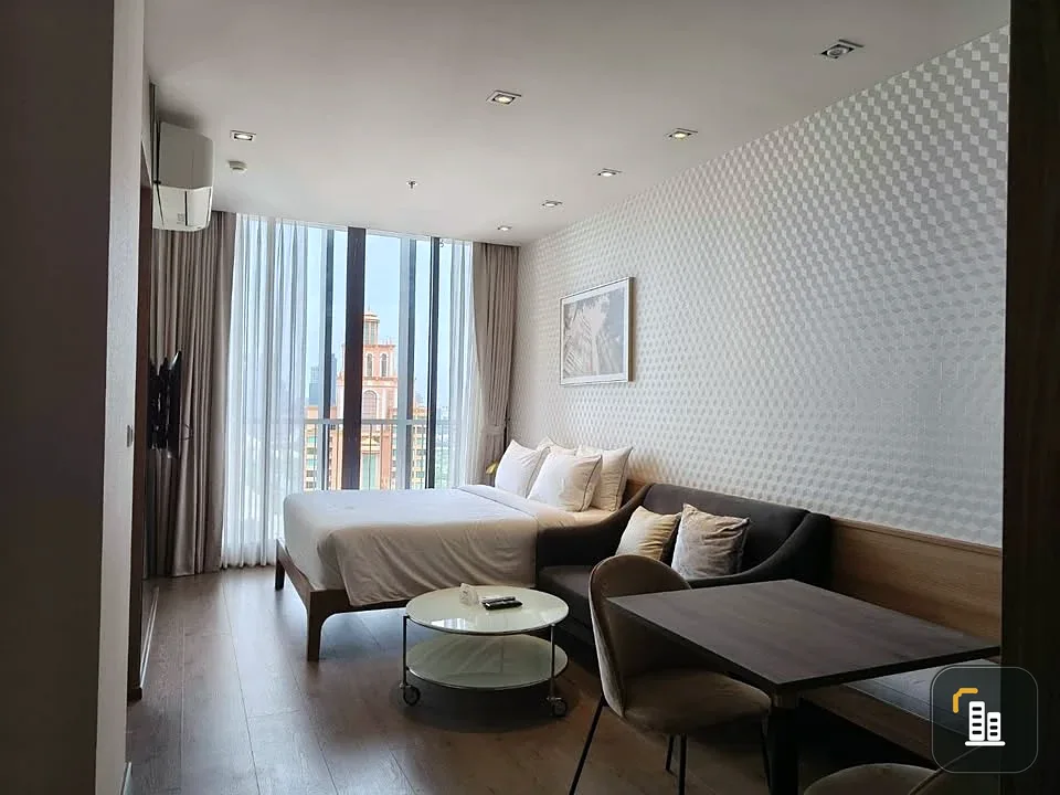 For rent: Park 24 Origin Phrom Phong, very high floor unit, wallpapered throughout, fully furnished, ready to move in.