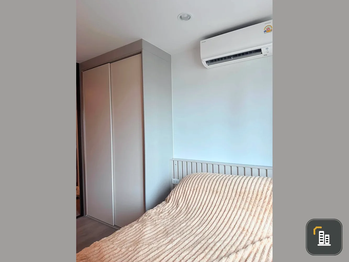Condo for rent at Regent Home Wutthakat. Nicely decorated unit with separate partitions. Convenient and fully equipped. Book now!