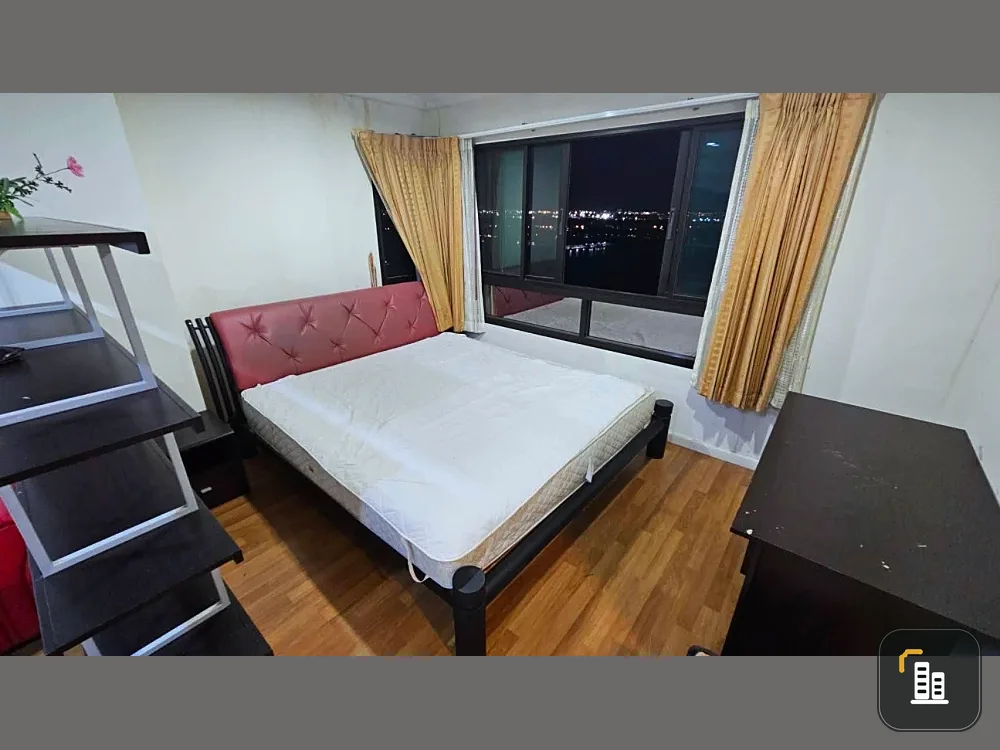For rent: Lumpini Place Narathiwas-Chao Phraya, studio room with stunning full river view. Enjoy a cool breeze. Don't miss out!