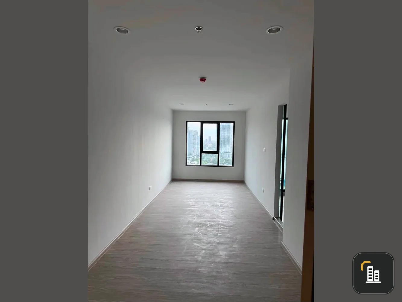 Selling Regent Home Wutthakat, high floor, beautiful view, convenient transportation, near the BTS Skytrain, ready to move in.
