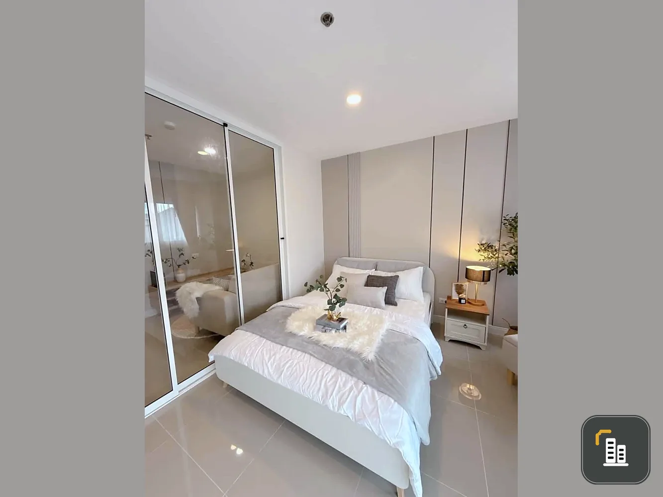 Selling a unit at P. Thana Tower. The room is decorated in a white and cream color scheme, simple, elegant, and warm. It's on the same floor as the sw