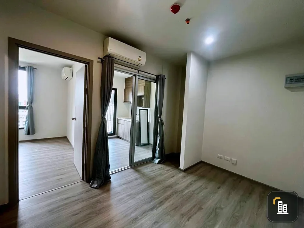 For sale: The Parkland Phetkasem 56, Building A, 8th floor. Clean, unfurnished, bright and airy. A must-have for those who enjoy decorating!