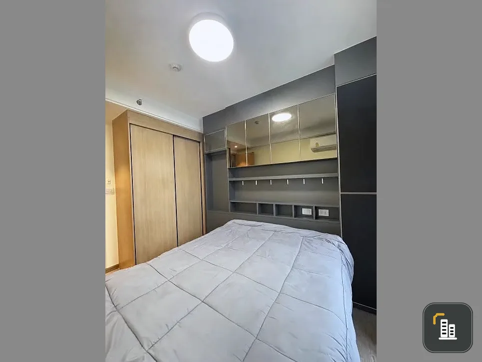 For sale or rent: Regal Condo Sathorn - Narathiwas. Well-divided spaces, high floor, unobstructed view, plenty of natural light. Book now!
