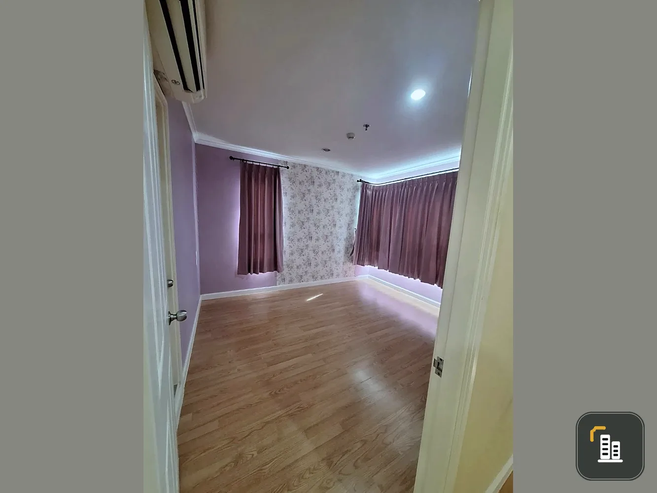 Selling Lumpini Park Pinklao 1 bedroom, 1 bathroom unit. High-quality wallpaper installed. Prime location. Book now!