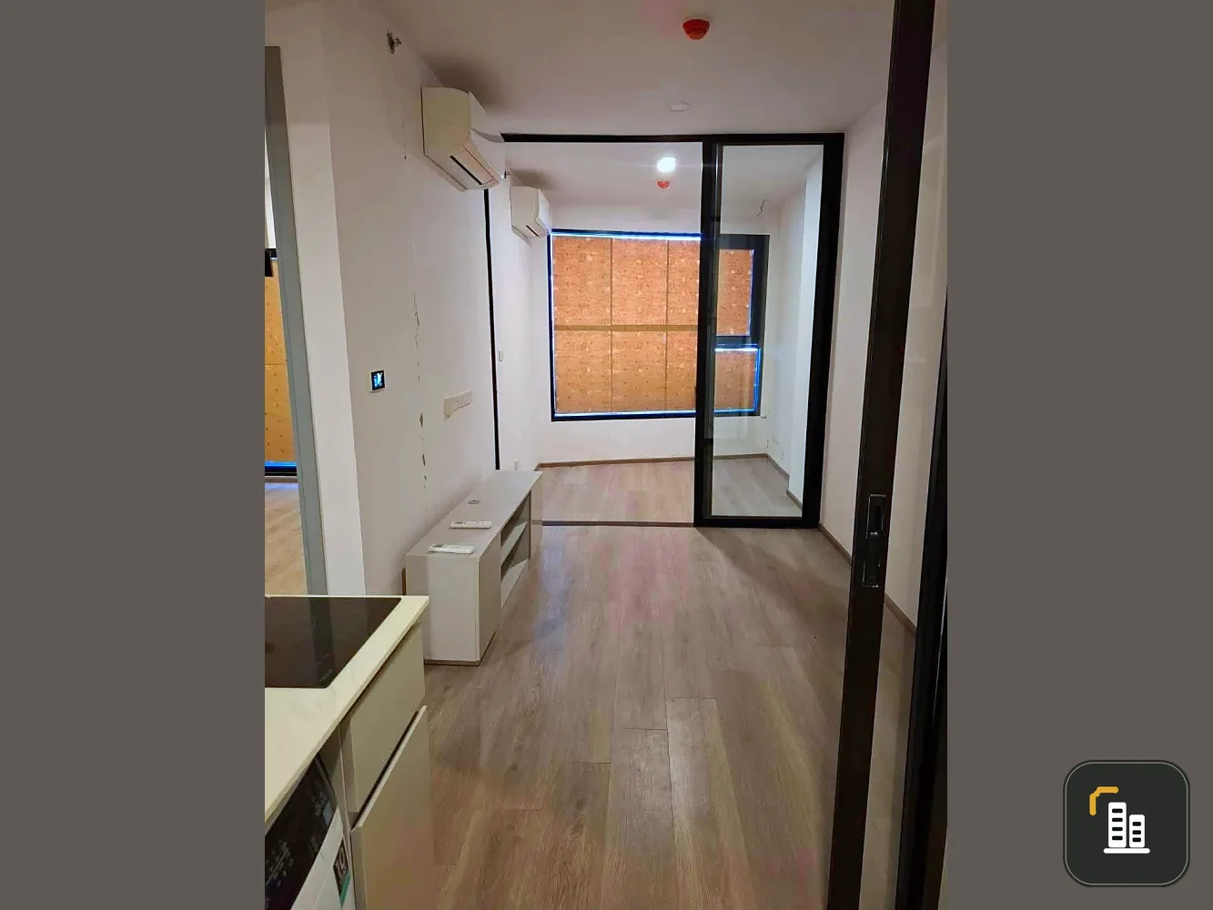 Selling SOHO Bangkok Ratchada, spacious rooms approximately 35 sq.m., bright and airy, comfortable living space. Don't miss out!