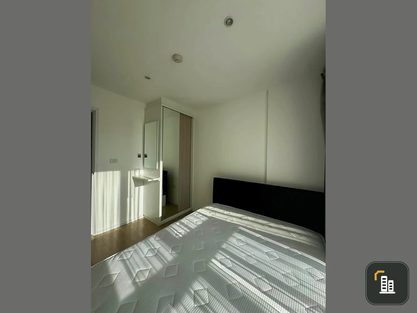 For sale or rent: i Condo Serithai Green Space. Beautiful room with great natural light, fully furnished. Reservation required.