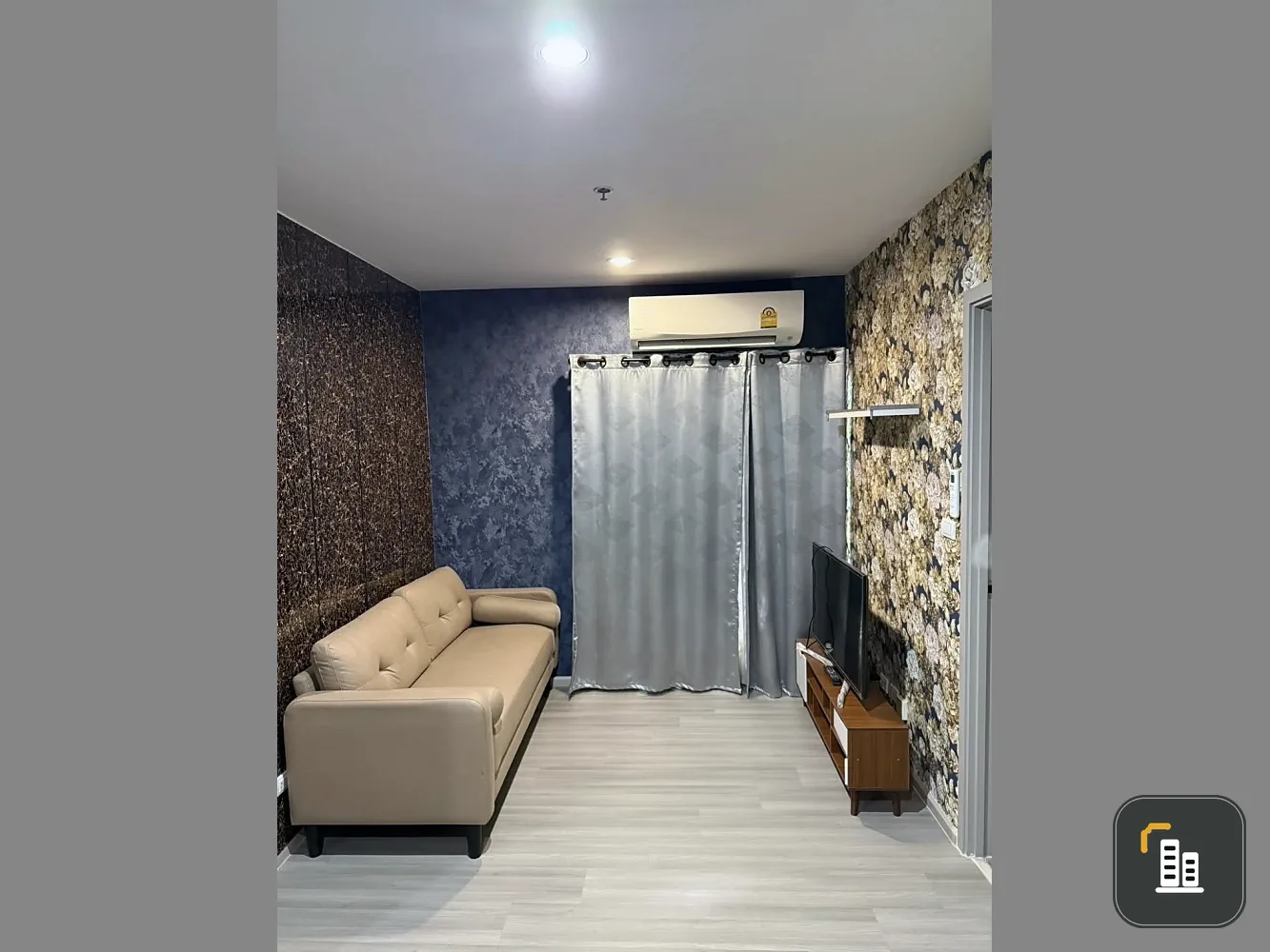 For rent: The Parkland Charan–Pinklao. Spacious room with good space allocation, built-in furniture, and ample storage. Two separate bedrooms.
