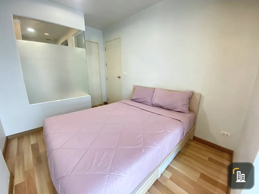 Selling IDEO Ratchada - Huai Khwang. North-facing balcony with great view. Fully furnished and ready to move in. No need to buy additional furniture.