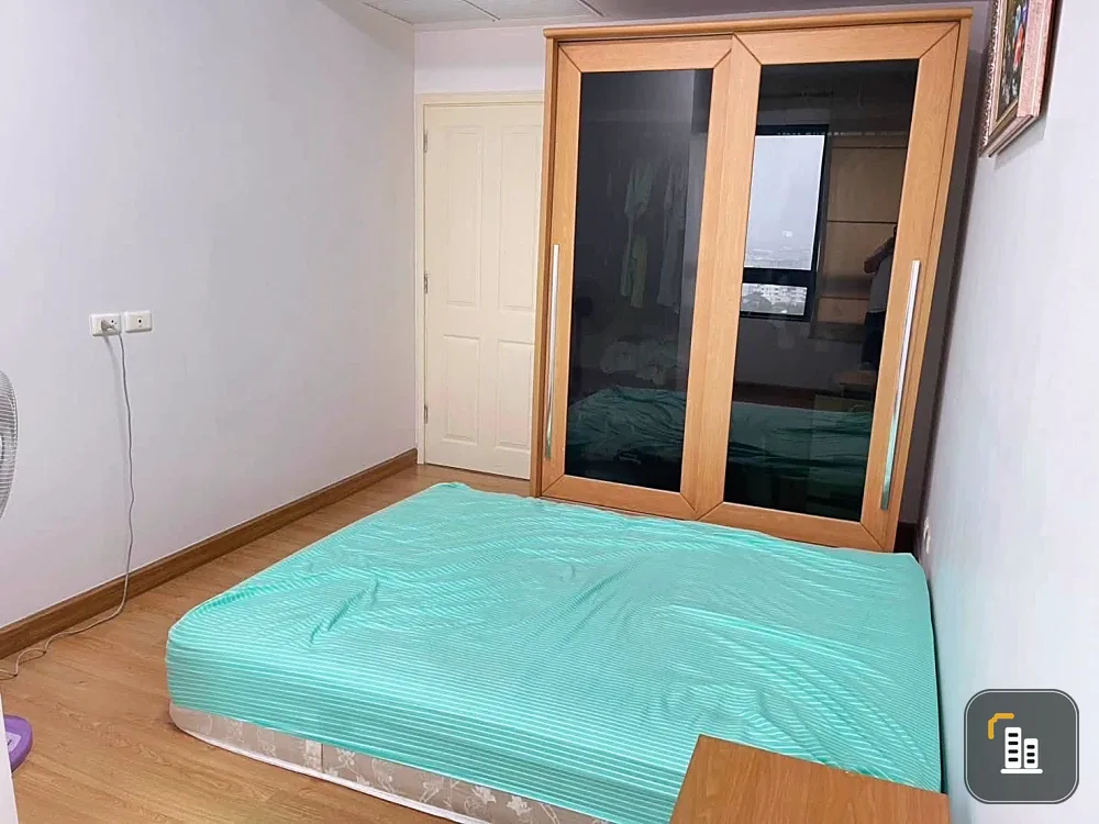 For sale: Supalai Premier Narathiwas-Sathorn, 18th floor, North facing, city view, bright and airy. Reservation required.