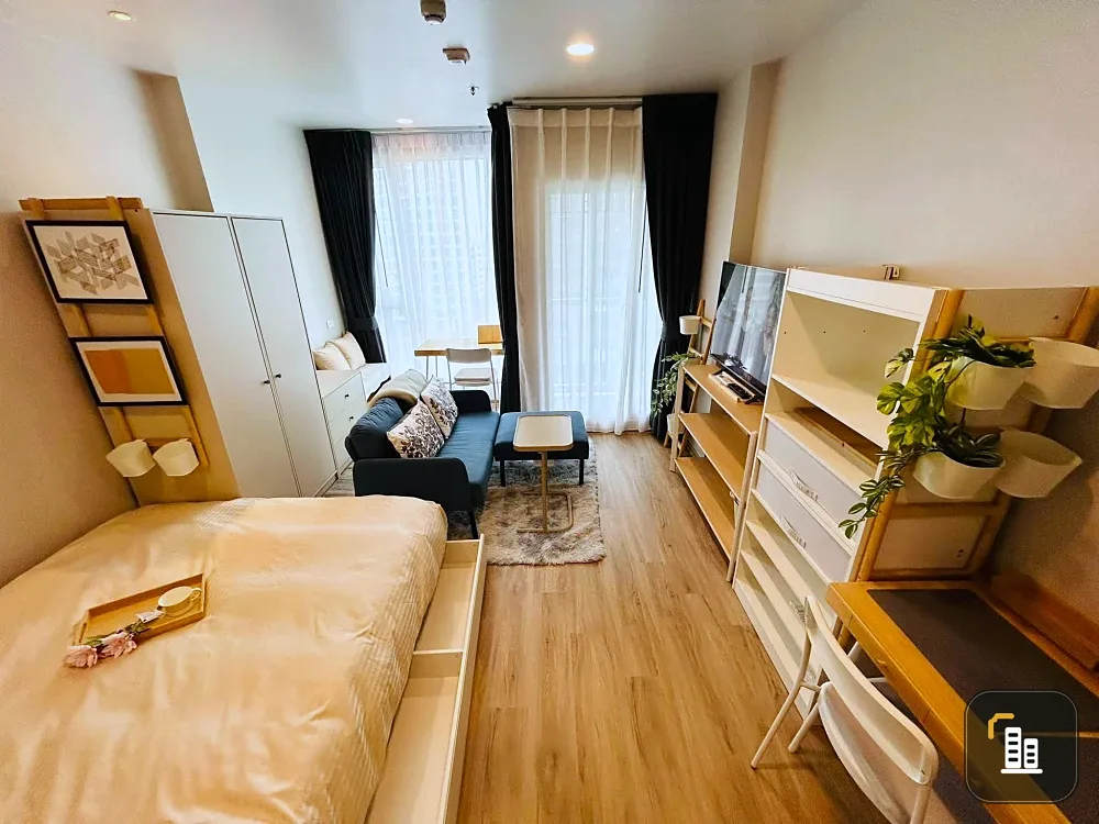 For rent: Culture Thonglor. The room is not hot, and has a beautiful, airy view of Thonglor-Ekkamai. Don't miss out!