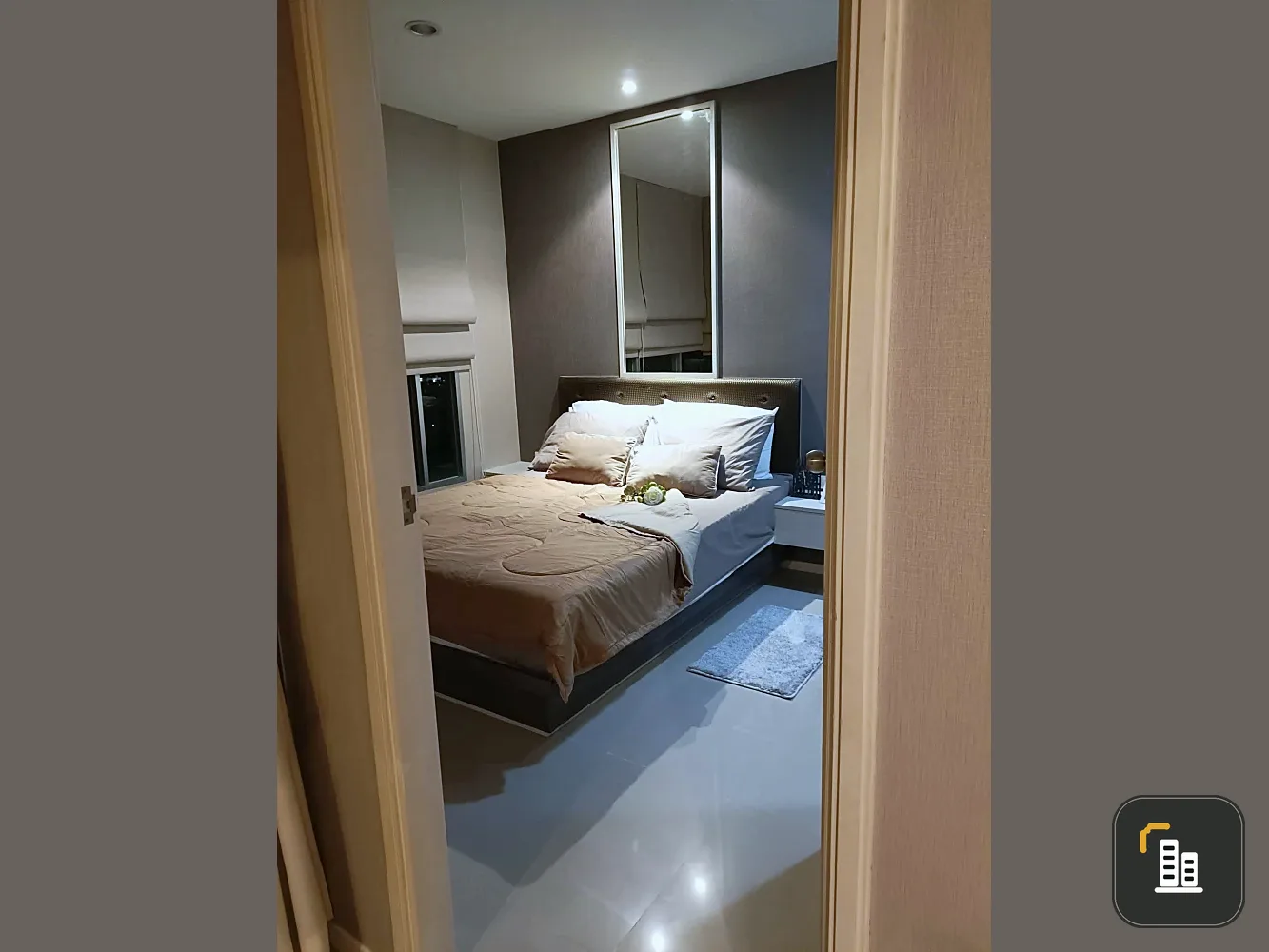 Selling Lumpini Park Beach Jomtien, corner unit with 180-degree city and sea views, fully furnished.