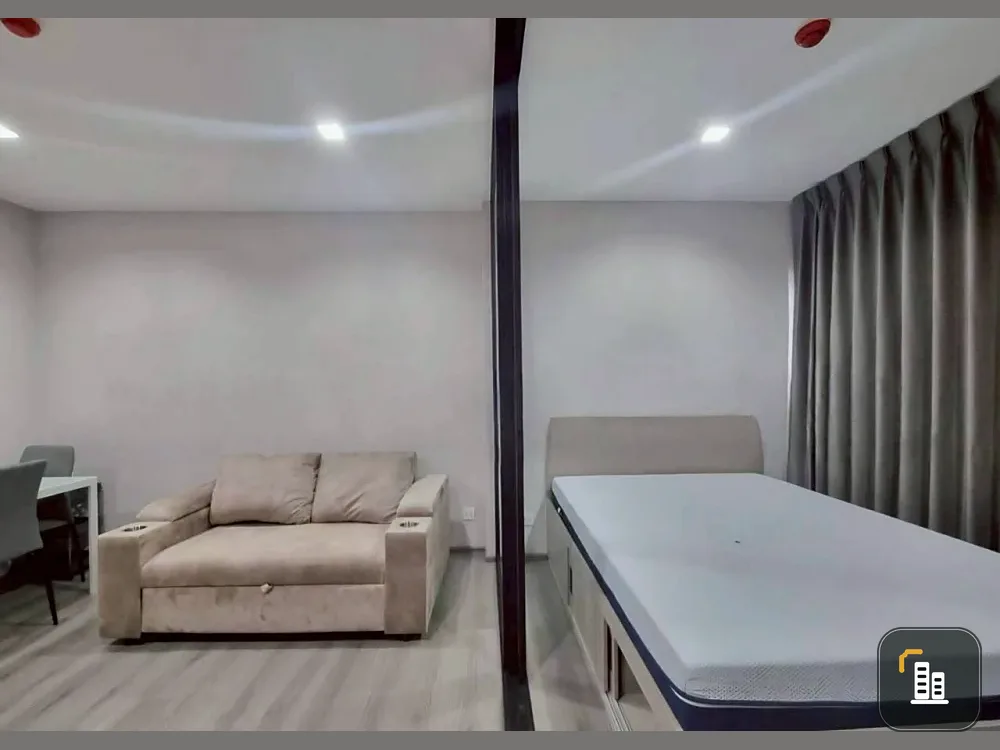 Urgent sale! The Politan Rive, 10th floor, view of Phra Nangklao Bridge. The unit has separate partitioned rooms. Book yours today! Don't miss out!