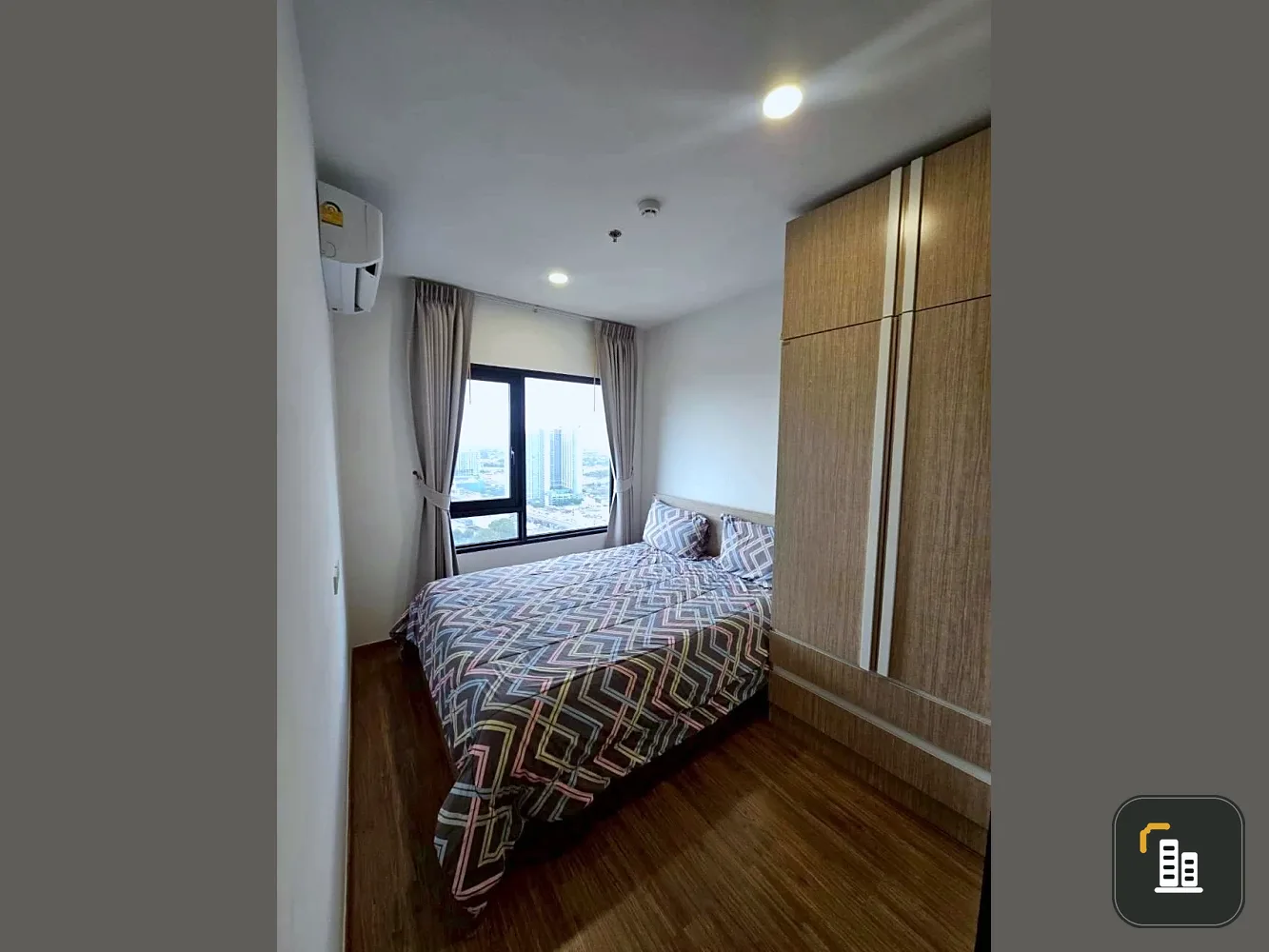 Selling The Livin Phetkasem 37. Nice unit, fully furnished, convenient location. Don't miss out!