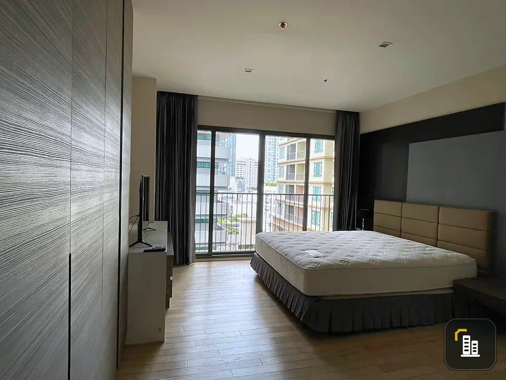 Noble Solo condo for rent. Cool unit, pool and common area view, fully furnished. Reservation required.