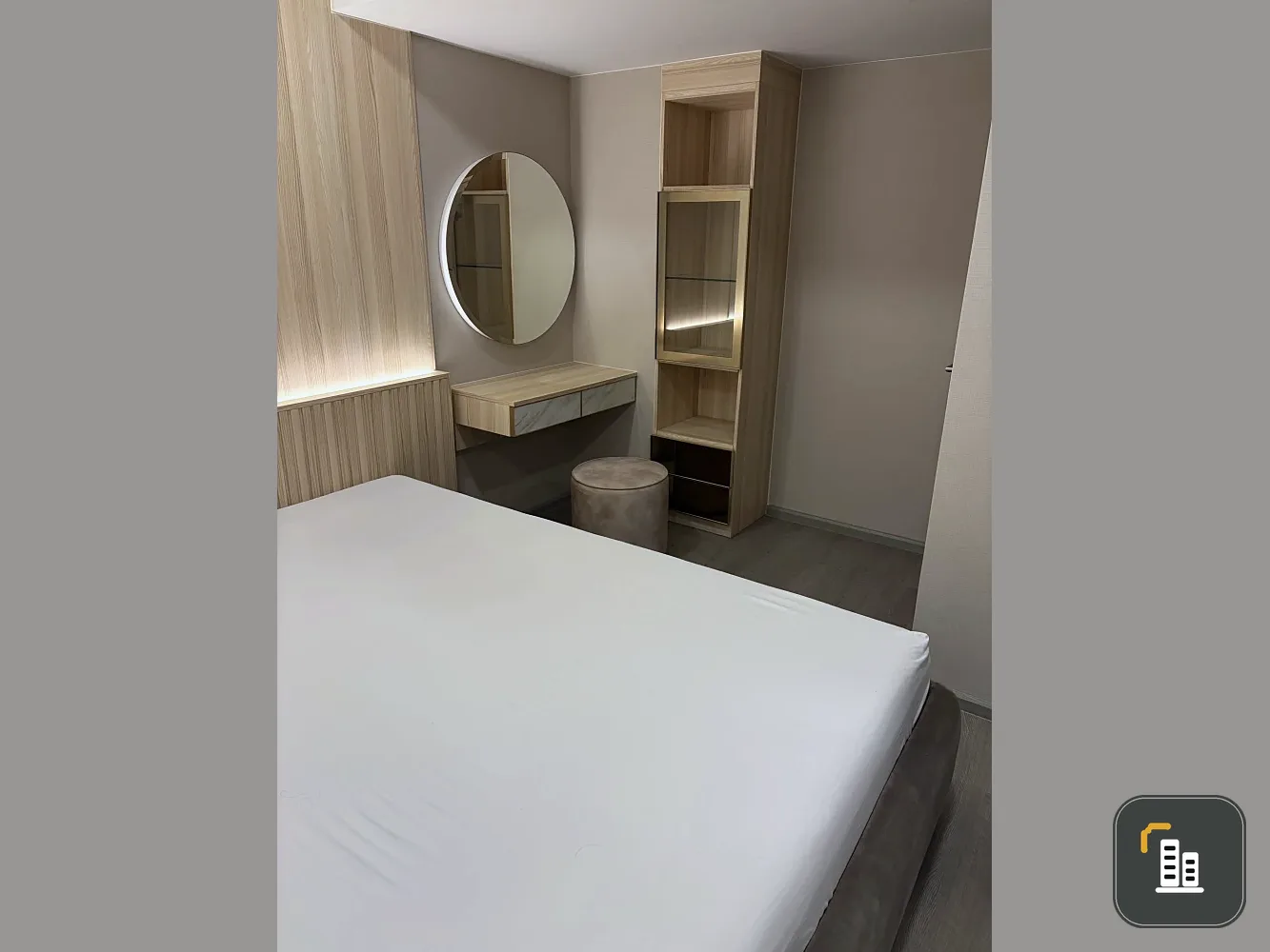 Selling a beautifully decorated Cooper Siam unit with high-quality built-in furniture. Convenient location. Don't miss out!