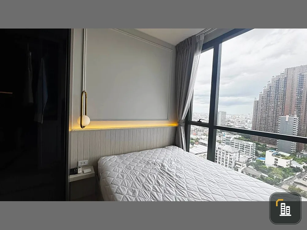 Selling The Privacy Jatujak. Spacious room with high ceilings, beautiful view, and a comfortable, airy feel. Fully furnished with appliances, ready to