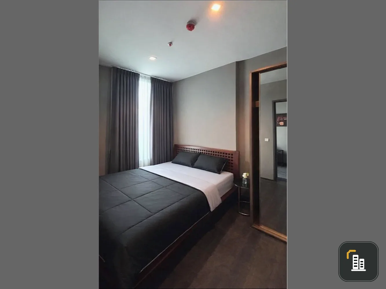 Selling Edge by Sansiri Sukhumvit 23. Enjoy expansive, unobstructed city views. The unit is in excellent condition and ready to move in.