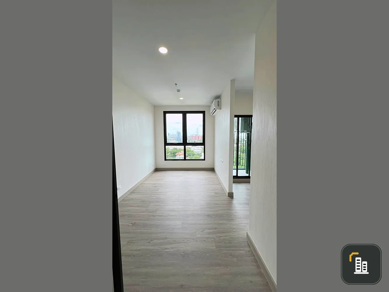 Urgent sale! Supalai Park Ekkamai-Thonglor. Spacious rooms with efficient use of space. Convenient and complete amenities all in one place. Book now!